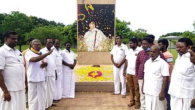 ராஜீவ் காந்தி நினைவிடத்தில் காங்கிரஸ் கட்சியினா் அஞ்சலி