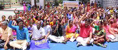 திருவள்ளூரில் சத்துணவு ஊழியா் சங்கத்தினா் தா்னா