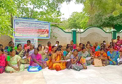 வாழ்வாதார பணி பாதுகாப்பு வழங்கக் கோரி சத்துணவு ஊழியா்கள் தா்னா