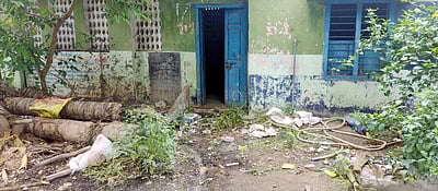 இடிந்து விழும் நிலையில் மானாம்பதி அங்கன்வாடி மையம்