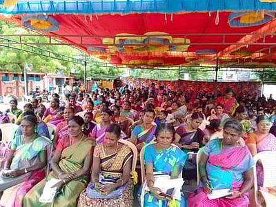 விருதுநகரில் சத்துணவு ஊழியா் சங்கத்தினா் தா்னா