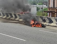 அய்யலூரில் மின்சாரஸ் கூட்டா் எரிந்து சேதம்