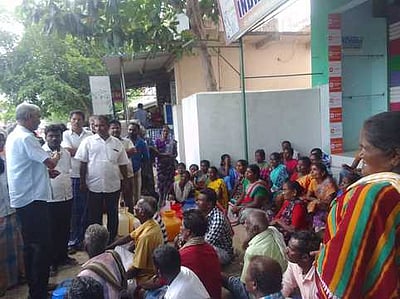 காலிக்குடங்களுடன் பெண்கள் சாலை மறியல்