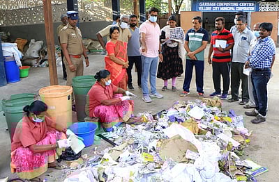 காந்தி நகரில் குப்பைகள் சேகரிப்பு, தரம் பிரிப்புப் பணிகள்: ஆட்சியா் ஆய்வு