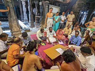 சிதம்பரம் நடராஜர் கோயிலில் நகைகள் சரிபார்ப்பு: 6 பேர் கொண்ட குழுவினர் ஆய்வு