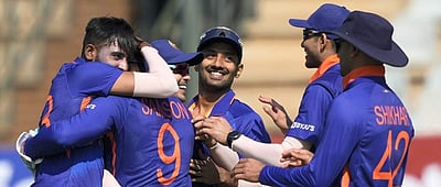 இந்தியாவிடம் தொடர்ச்சியாக ஆட்டமிழக்கும் ஜிம்பாப்வே அணி