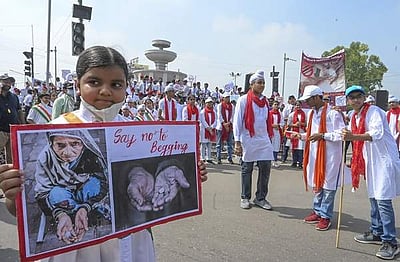 பிச்சை எடுக்க வேண்டாம்! வைரலாகும் மாணவியின் புகைப்படம்