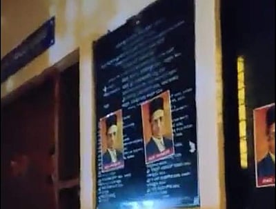 கர்நாடகம்: காங்கிரஸ் அலுவலகத்தில் சாவர்க்கர் படங்களை ஒட்டிய பாஜகவினர் 