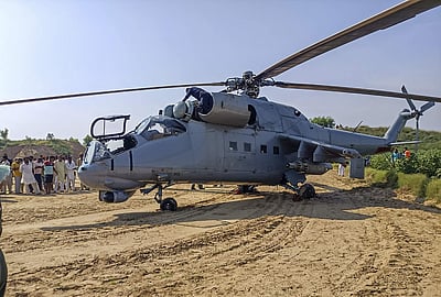 விவசாய நிலத்தில் அவசரமாக தரையிறக்கப்பட்ட விமானப் படையின் ஹெலிகாப்டர்