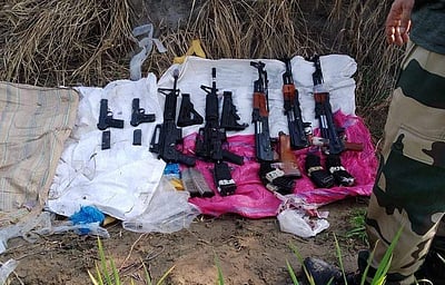 இந்தியா - பாக். எல்லையில் ஆயுதங்கள் பறிமுதல்