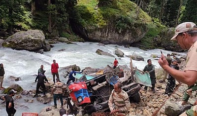 ஜம்மு-காஷ்மீர் பேருந்து விபத்து: மேலும் ஒரு வீரர் பலி