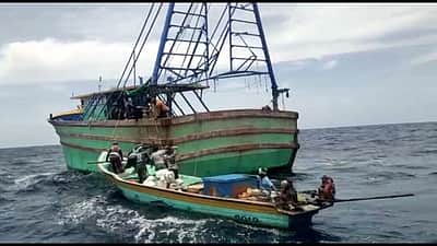 பாம்பன் மீனவா்கள் 11 போ் கைது