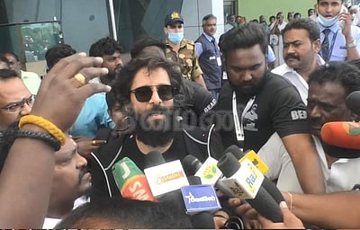 திருச்சியில் கோப்ரா படக்குழு: விமான நிலையத்தில் திரண்ட விக்ரம் ரசிகர்கள்