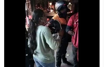 சொமோட்டோ பணியாளரை காலணியால் அடிக்கும் பெண் (விடியோ)