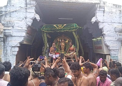 திருச்செந்தூர் ஆவணித் திருவிழா: சுவாமி சண்முகர் சிவப்பு, வெள்ளை, பச்சை சாத்தி வீதியுலா