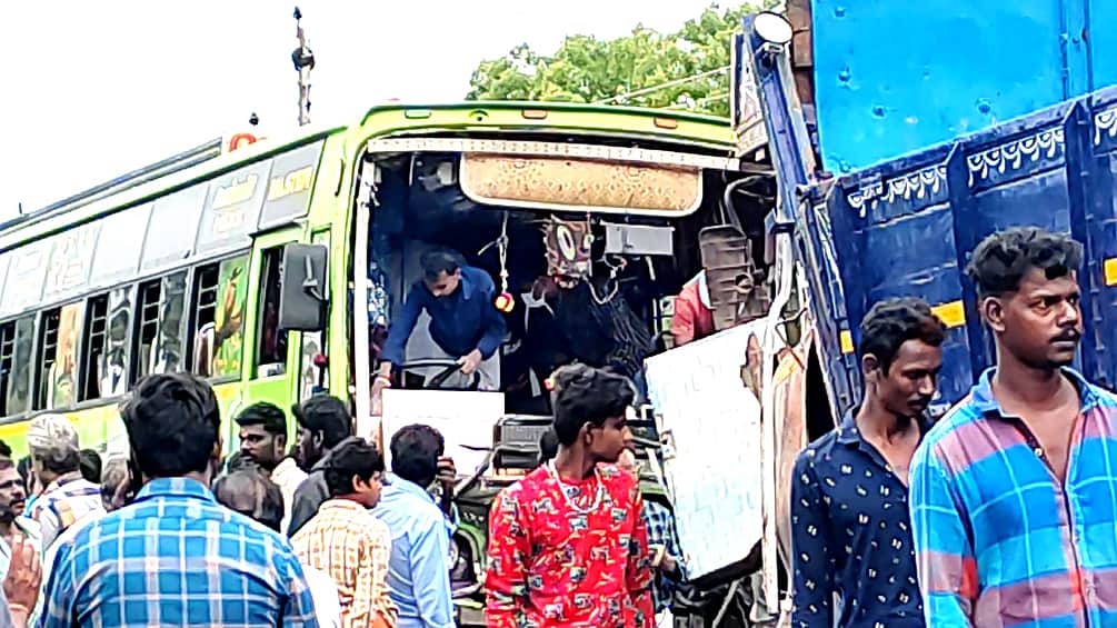 வாகனங்கள் அல்ல காரணம்! | சாலை விபத்துகள் குறித்த தலையங்கம்