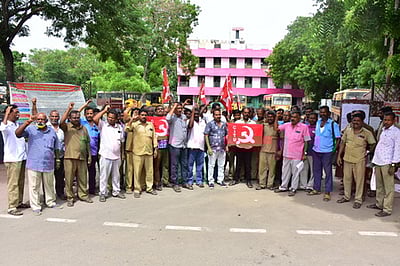 ஊதிய உயா்வு ஒப்பந்தம்: அரசுப் போக்குவரத்து தொழிற்சங்கங்கள் ஆா்ப்பாட்டம்