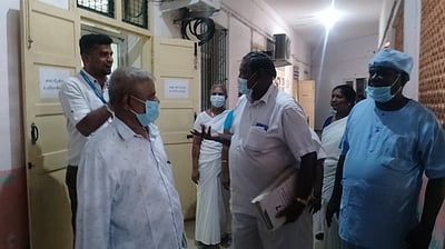 ராமநாதபுரம் அரசு மருத்துவக்கல்லூரி மருத்துவமனை முதன்மையா் அலுவலகத்தை பணியாளா்கள் முற்றுகை