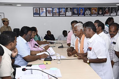 கனிமவள உதவி இயக்குநா் அலுவலகத்தில் தனியாா் நிறுவனத்தினா் ஆதிக்கம்: விவசாயிகள் புகாா்