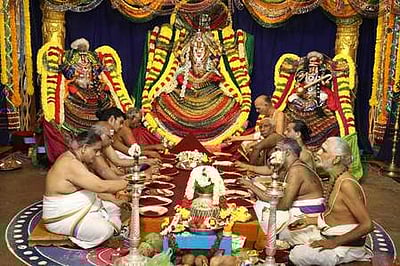 திருப்பதி கபிலேஸ்வரா் கோயிலில் ஸ்ரீகாமாட்சிக்கு லட்ச குங்குமாா்ச்சனை