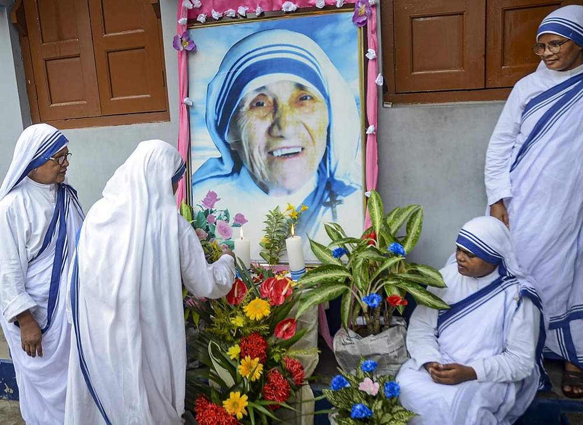 அன்னை தெரசாவின் பிறந்தநாள்: நினைவிடத்தில் பிரார்த்தனை