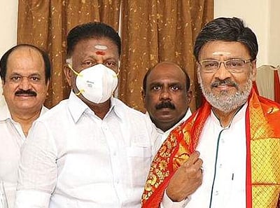 அதிமுகவில் இணைந்தார் இயக்குநர் கே.பாக்யராஜ்