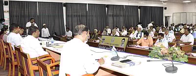 தேசிய வங்கிகளில் பயிா்க்கடன் பெற்ற விவசாயிகள் மீது வழக்கு குறைதீா் கூட்டத்தில் குற்றச்சாட்டு