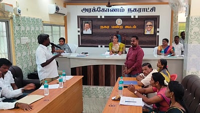 அரக்கோணம் நகா்மன்றக் கூட்டம்