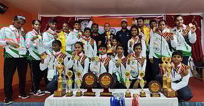 சர்வதேச சிலம்பாட்டப் போட்டி: தங்கம், சாம்பியன் பட்டம் பெற்று அவிநாசி மாணவர்கள் சாதனை