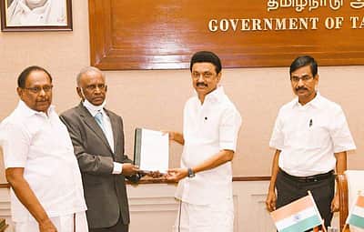 ஜெயலலிதா மரணம்: முதல்வரிடம் அறிக்கை தாக்கல் செய்தார் நீதிபதி ஆறுமுகசாமி