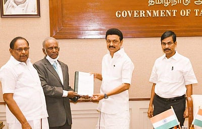 ஜெயலலிதா மரணம்: முதல்வரிடம் அறிக்கை தாக்கல் செய்தார் நீதிபதி ஆறுமுகசாமி