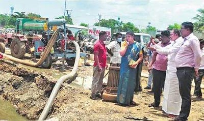 பல்லாவரம் ரேடியல் சாலையில் புதைகுழி சாக்கடை குழாயில் திடீா் உடைப்பு