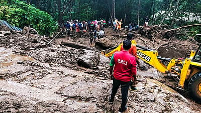இடுக்கியில் நிலச்சரிவு: மண்ணிற்குள் புதைந்து ஒரே குடும்பத்தைச் சேர்ந்த 5 பேர் பலி!