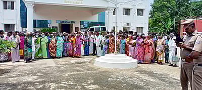 கொங்கணாபுரம் ஒன்றிய அலுவலகம் முற்றுகை: தேசிய ஊரக வேலைவாய்ப்புத் திட்டத்தின் கீழ் பணி வழங்கக் கோரிக்கை