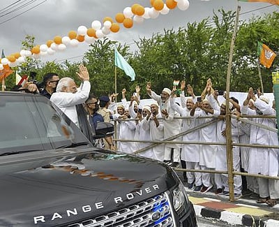 குஜராத்தின் நற்பெயரைக் கெடுக்க சதி: பிரதமா் மோடி