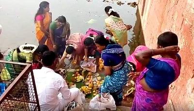 ஆடிப்பெருக்கு: புதுமண தம்பதிகள் காவிரியில் குடும்பத்துடன் வழிபாடு!