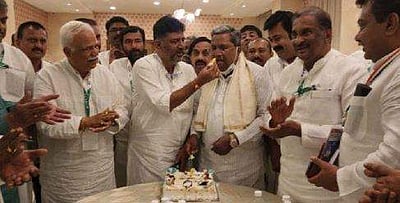 கேக், பீர்... நள்ளிரவில் சித்தராமையாவின் பிறந்தநாளைக் கொண்டாடிய காங்கிரஸார்!