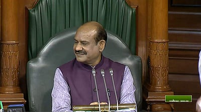 எதிர்க்கட்சியினர் அமளியால் மக்களவை பகல் 12 வரை ஒத்திவைப்பு