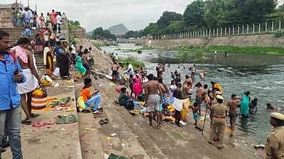 மேட்டூர் காவிரியில் புனித நீராட வரும் கூட்டம் குறைந்தது!