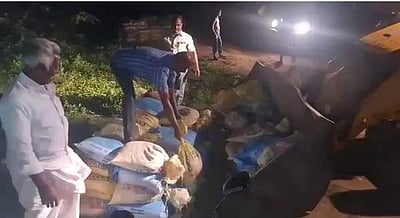 வாணியம்பாடி பாலாற்றில் குவியல் குவியலாக 5 யூனிட் மணல் மூட்டைகள்: வருவாய்த்துறையினர் பறிமுதல்