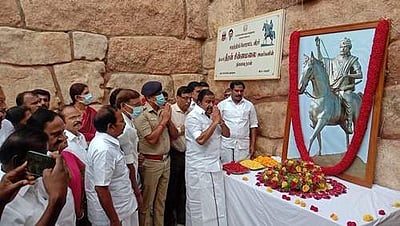 சங்ககிரியில் தீரன் சின்னமலைக்கு தமிழக அரசு சார்பில் மரியாதை 