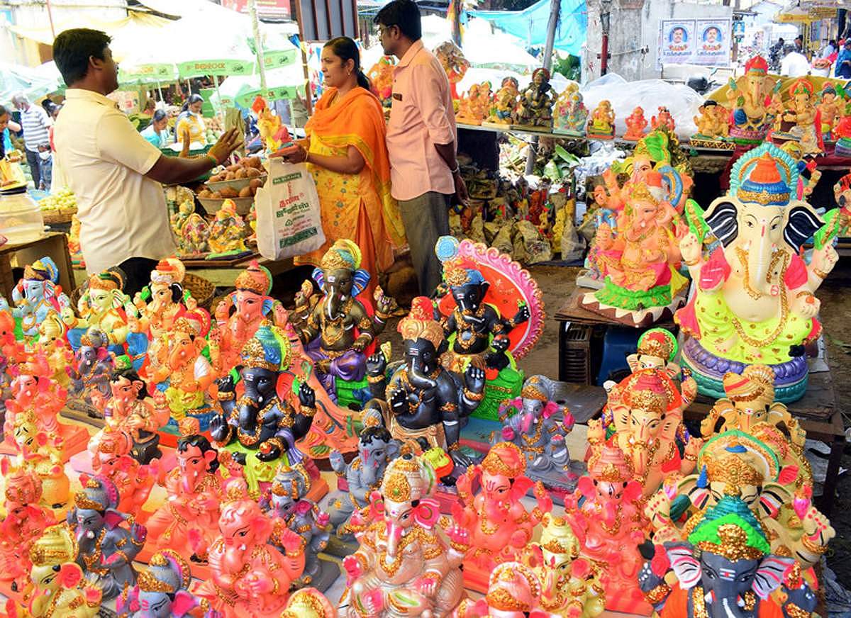 விநாயகர் சதுர்த்தி முன்னிட்டு களைகட்டும் விற்பனை - புகைப்படங்கள்