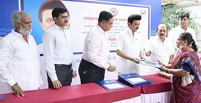 கொளத்தூரில் 84 குடியிருப்புதாரர்களுக்கு கருணைத் தொகை: முதல்வர் வழங்கினார்