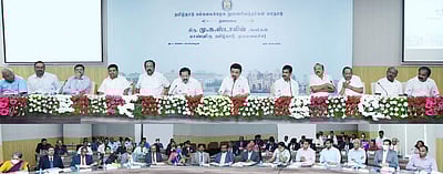 தமிழக அரசின் கொள்கைப்படி செயல்பட வேண்டும்: துணைவேந்தா்களிடம் முதல்வா் வலியுறுத்தல்