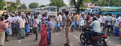 நெல் மூட்டைகளை வியாபாரிகள் கொள்முதல் செய்யாததால் விவசாயிகள் சாலை மறியல்