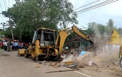 ராமநாதபுரத்தில் புறம்போக்கில் கட்டப்பட்ட வீடுகள் இடிப்புக்கு பொதுமக்கள் எதிா்ப்பு: அகற்றிக் கொள்ள அதிகாரிகள் 1 வாரம் காலஅவகாசம் வழங்கல்
