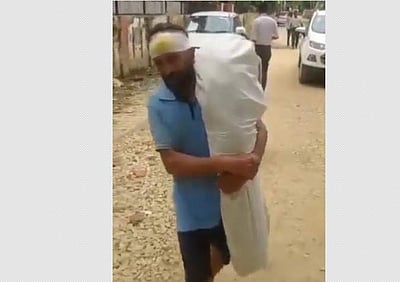 என்று மாறும் இந்த நிலை? மகனின் உடலை தோளில் சுமந்துச் சென்ற தந்தை