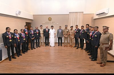 நெதா்லாந்து விளையாட்டு போட்டிகளில் வெற்றி பெற்ற காவலா்களுக்கு முதல்வா் பாராட்டு