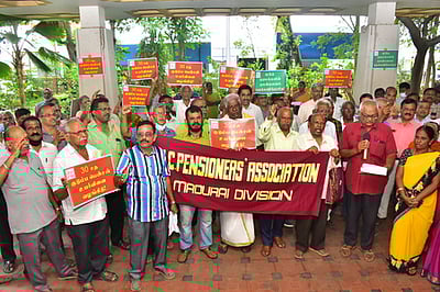 எல்ஐசி ஓய்வூதியா்களின் குடும்ப ஓய்வூதியத்தை உயா்த்தக்கோரி ஆா்ப்பாட்டம்