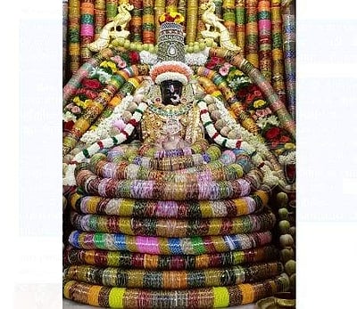 போடியில் வரலட்சுமி விரதம்: 50 ஆயிரம் வளையல்களால் அலங்காரம்